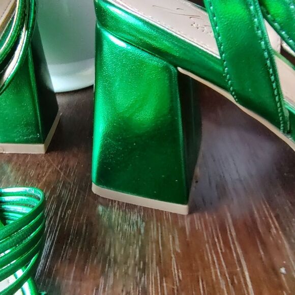 Jewel By Badgley Mischka Metallic Emerald Green Strappy Sandals.  Size 6 - Picture 4 of 7